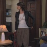 Robin’s black leather jacket with brown skirt on How I met your mother