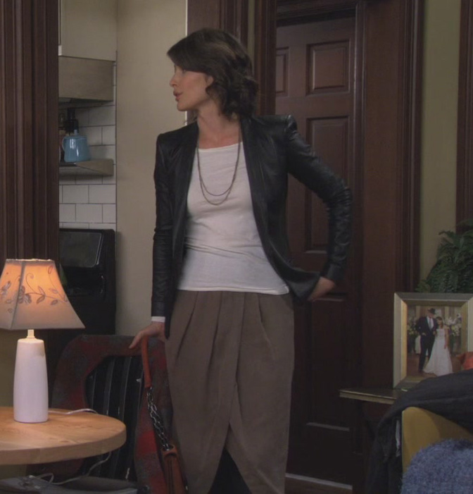 Robin's black leather jacket with brown skirt on How I met your mother