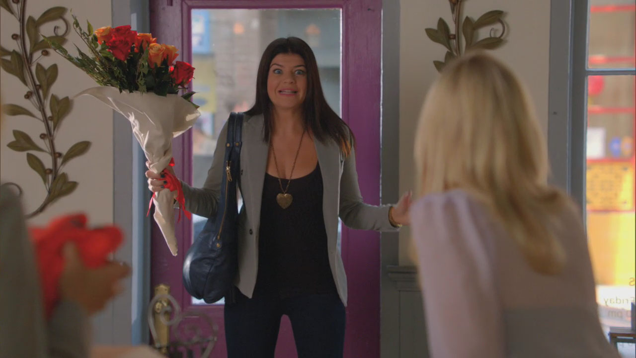 Penny’s gold heart necklace and grey blazer on Happy Endings