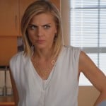 Jane’s gold link necklace on Happy Endings