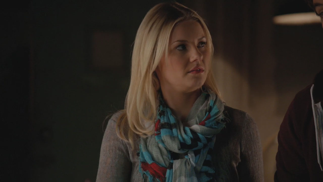Alex's blue patterned scarf on Happy Endings