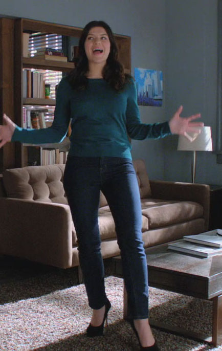 Penny's blue sweater with jeans and black pumps on Happy Endings