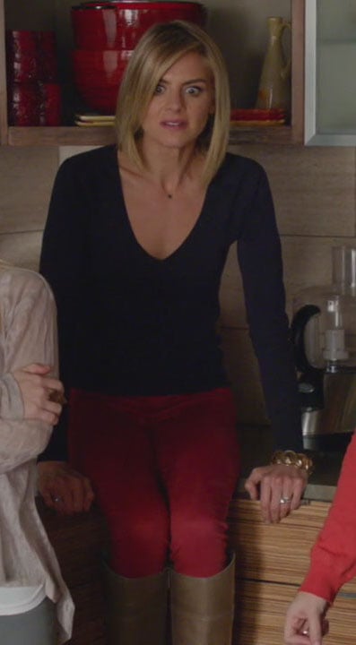 Jane's red pants and brown boots on Happy Endings