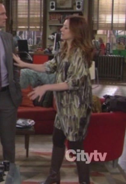 Lily's patterned maternity dress on How I Met Your Mother