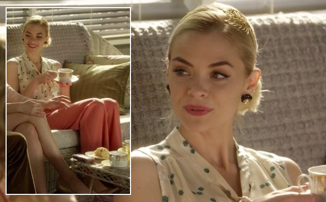 Lemon's coral/red pants, white and green print blouse and gold leaf headband on Hart of Dixie