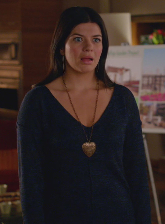 Penny's gold heart necklace on Happy Endings