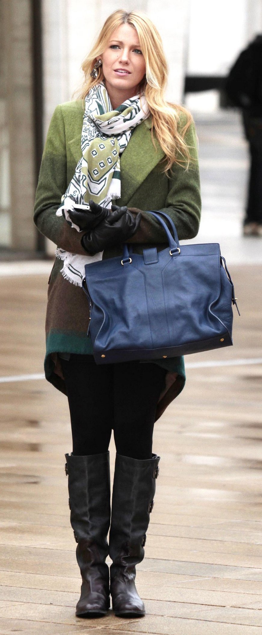 Serena's green coat and scarf with blue handbag on Gossip Girl