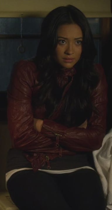 Emily's red leather jacket on Pretty Little Liars