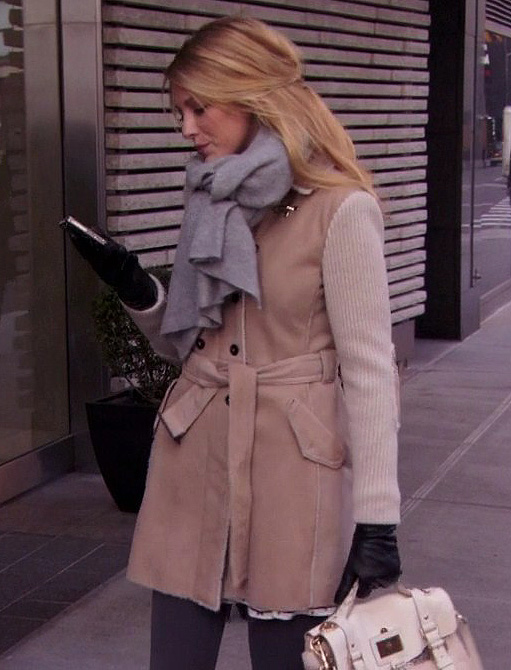 Serena's cream handbag and coat with a grey scarf on Gossip Girl