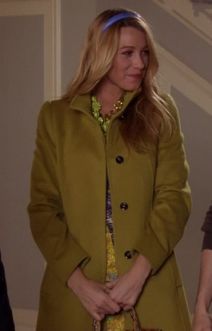 Serena's yellow-green coat and purple headband on Gossip Girl