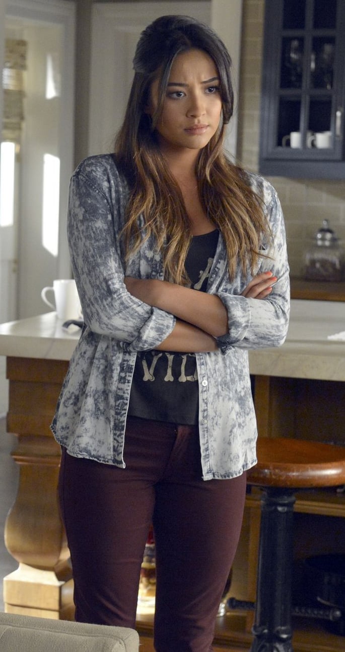 Emily's burgundy jeans and acid wash shirt on Pretty Little Liars