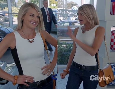 Jane's white top with black strip and tan purse on Happy Endings season 3