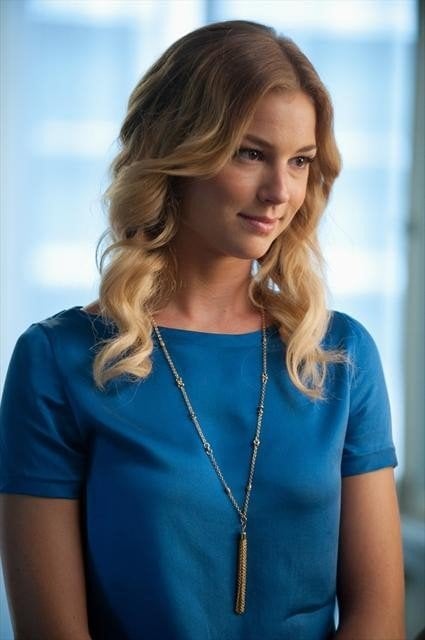 Emily's colbalt blue silk top with lariat necklace on Revenge