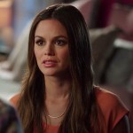 Zoe’s gold curved bar necklace on Hart of Dixie