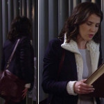 Robin’s navy blazer with white knit layer and burgundy messenger bag on How I Met Your Mother