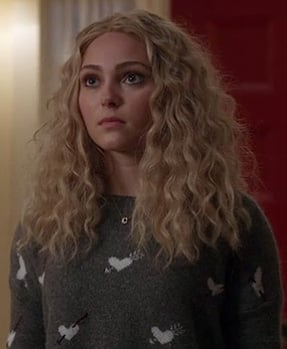 Carrie's grey sweater with white hearts on it on The Carrie Diaries