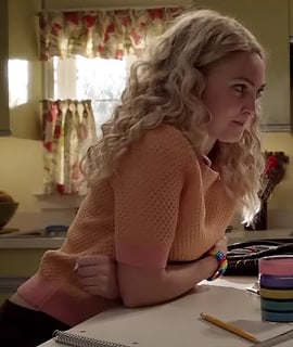 Carrie's peach and pink short sleeved sweater on The Carrie Diaries