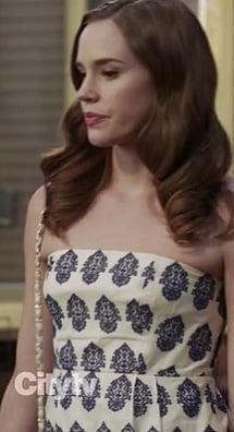 Charlotte's white strapless dress with navy blue print on Revenge