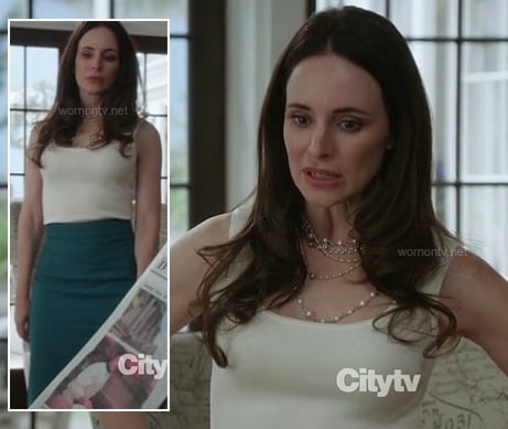 Victoria's teal green pencil skirt on Revenge