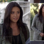 Emily’s green leopard print cargo jacket and long silver chain tassle necklace on Pretty Little Liars