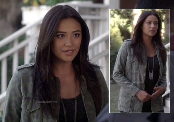 Emily's green leopard print cargo jacket and long silver chain tassle necklace on Pretty Little Liars