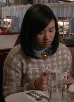 Jill/Mouse's beige houndstooth sweater on The Carrie Diaries