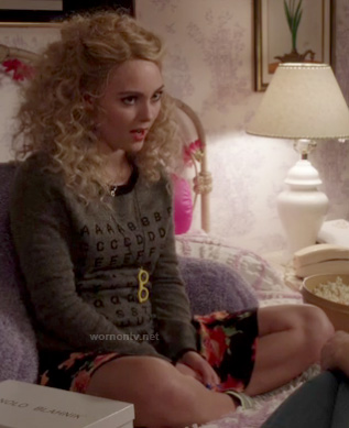 Carrie's grey alphabet sweater on The Carrie Diaries