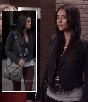 Emily's black denim jacket, white graphic tee and grey bag on Pretty Little Liars