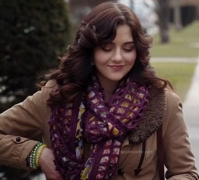 Maggie's chunky knit purple scarf on The Carrie Diaries