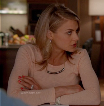 Jane's peach long sleeved top and bar necklace on Happy Endings