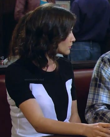 Robin’s black and white “V” colorblock tee on How I Met Your Mother