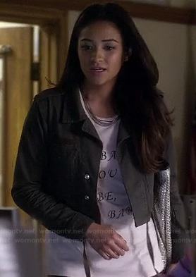 Emily's cropped jacket and silver tote bag on Pretty Little Liars