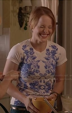 Daphne’s blue and white floral key print tee on Switched at Birth