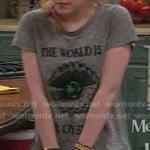 Lennox’s “The World Is Our Oyster” tee on Melissa and Joey