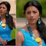 Divya’s turquoise blue v-neck dress and yellow statement necklace on Royal Pains