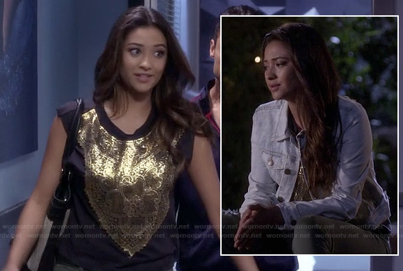 Emily's black and gold foil tee, light wash denim jacket and striped bag on Pretty Little Liars
