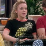 Lennox’s pineapple top and blue polka dot jeans on Melissa and Joey