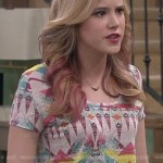 Lennox’s graphic print tee on Melissa & Joey