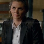 Beckett’s white zip-front shirt and scalloped edge blazer on Castle