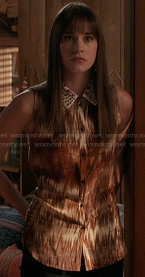 Charlotte's brown patterned sleeveless top with gemstone collar on Revenge