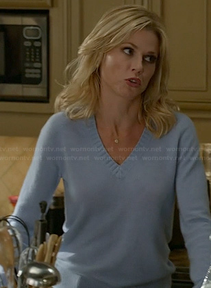 Claire’s blue v-neck sweater on Modern Family