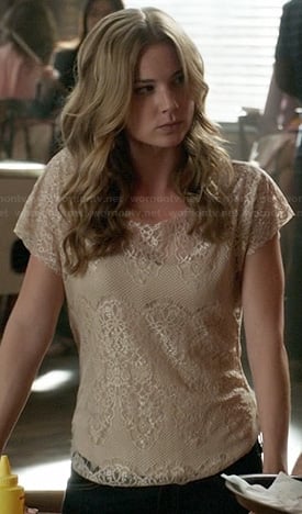 Emily’s cream lace top on Revenge