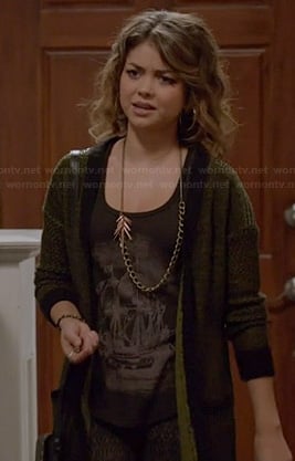 Haley's black ship graphic tank top on Modern Family