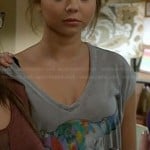 Haley’s grey skull graphic t-shirt on Modern Family