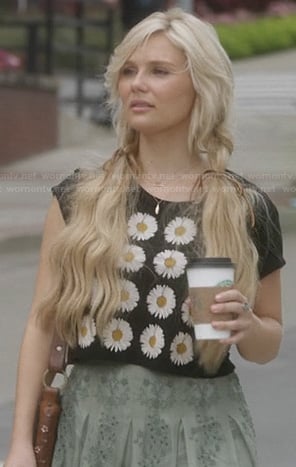 Scarlett's daisy tee and green pleated skirt on Nashville