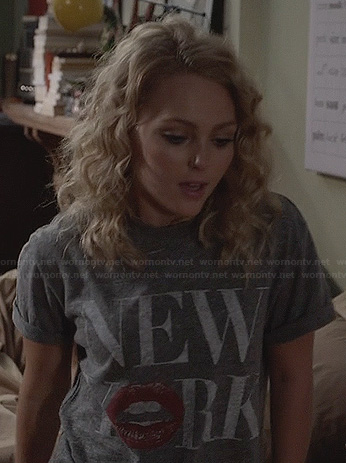 Carrie’s “New York” kiss tee on The Carrie Diaries