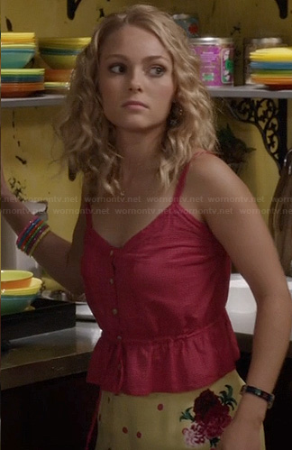 Carrie's pink button front cami and yellow printed shorts on The Carrie Diaries