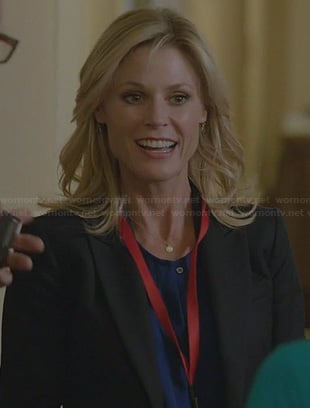 Claire's blue top on Modern Family