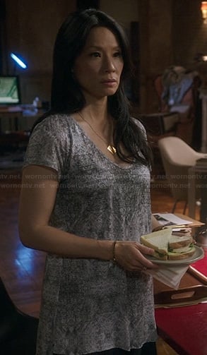 Joan's grey printed t-shirt on Elementary