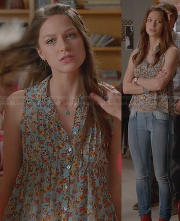Marley’s blue floral top and paneled jeans on Glee